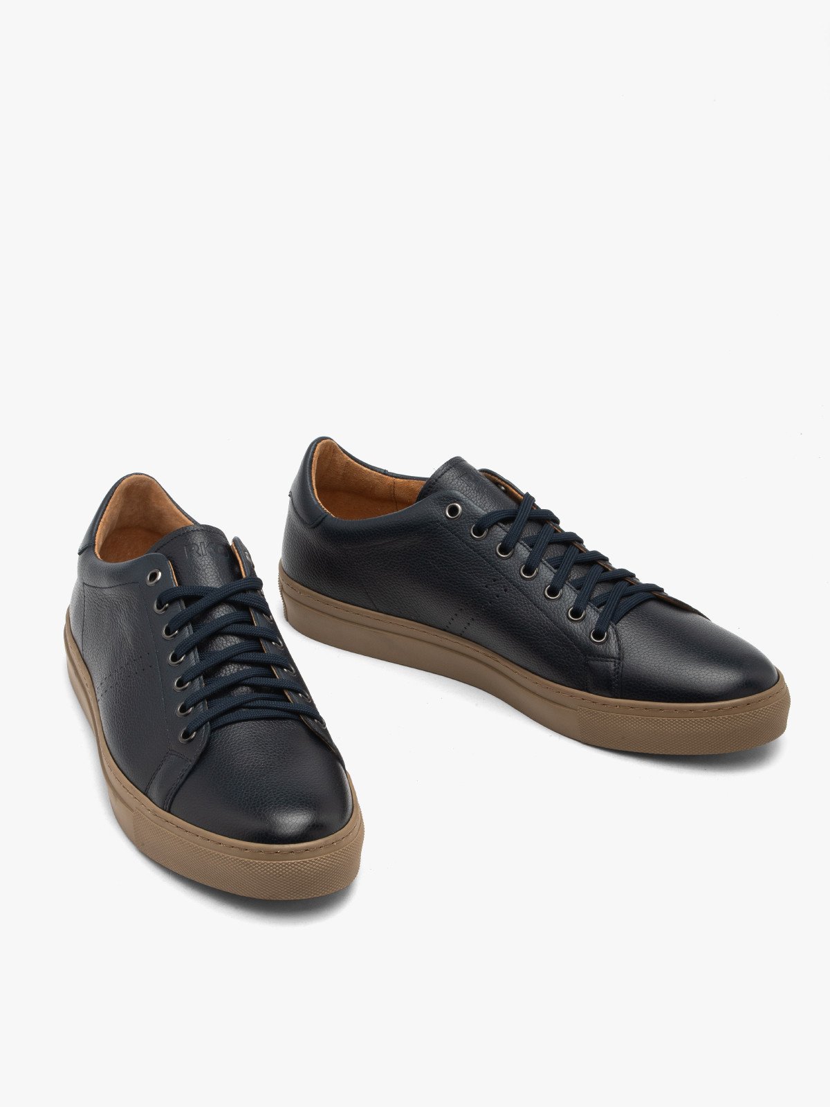 Granatowe buty typu trampki